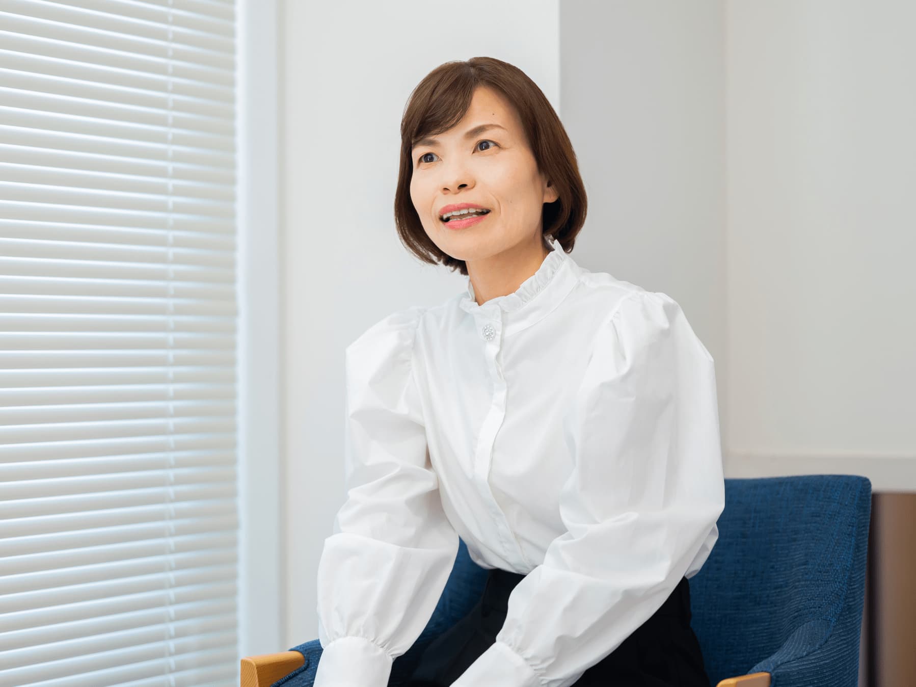 李貞愛先生がインタビューに応じている様子