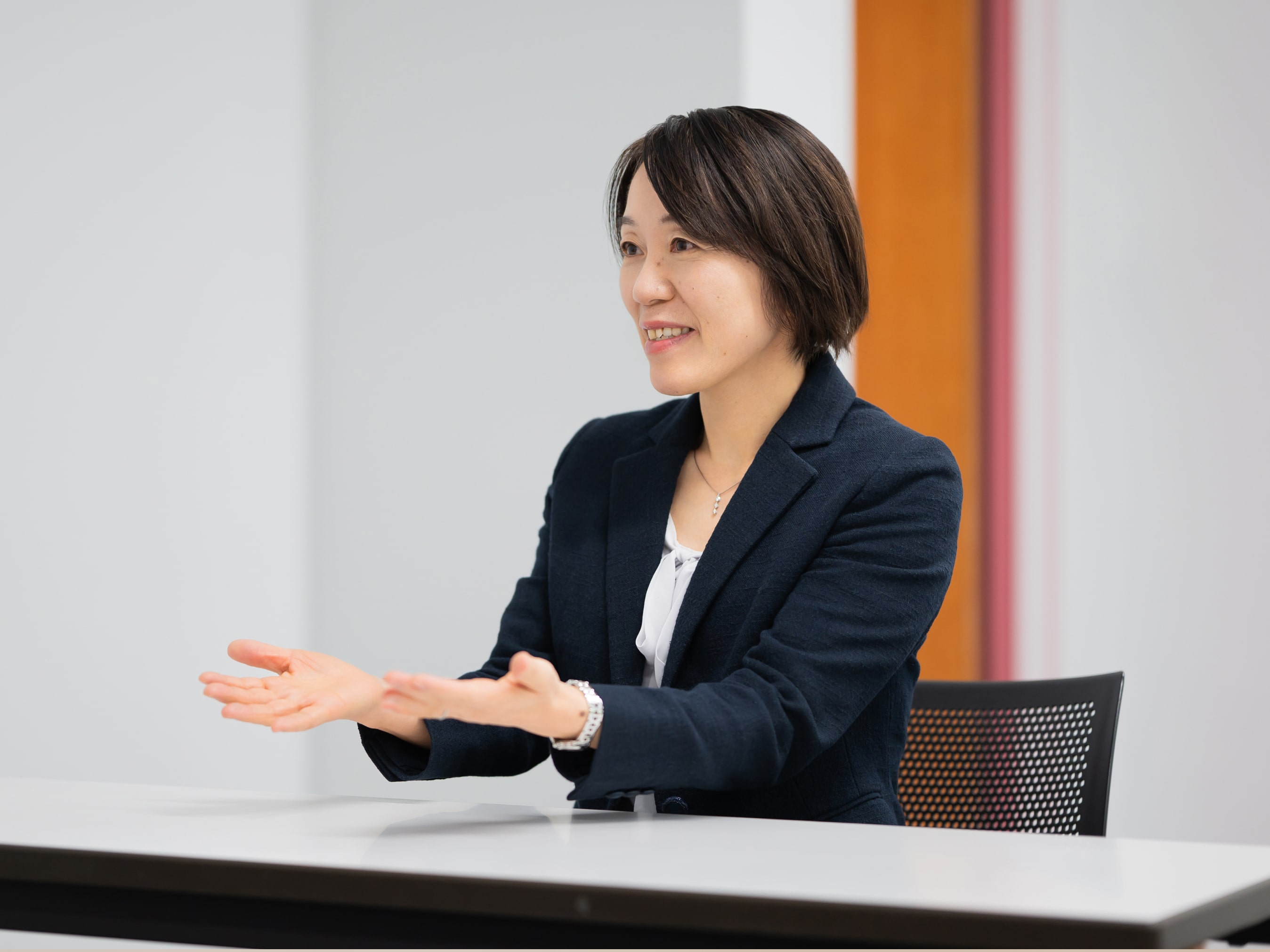 熊澤雅子先生がインタビューに応じている様子