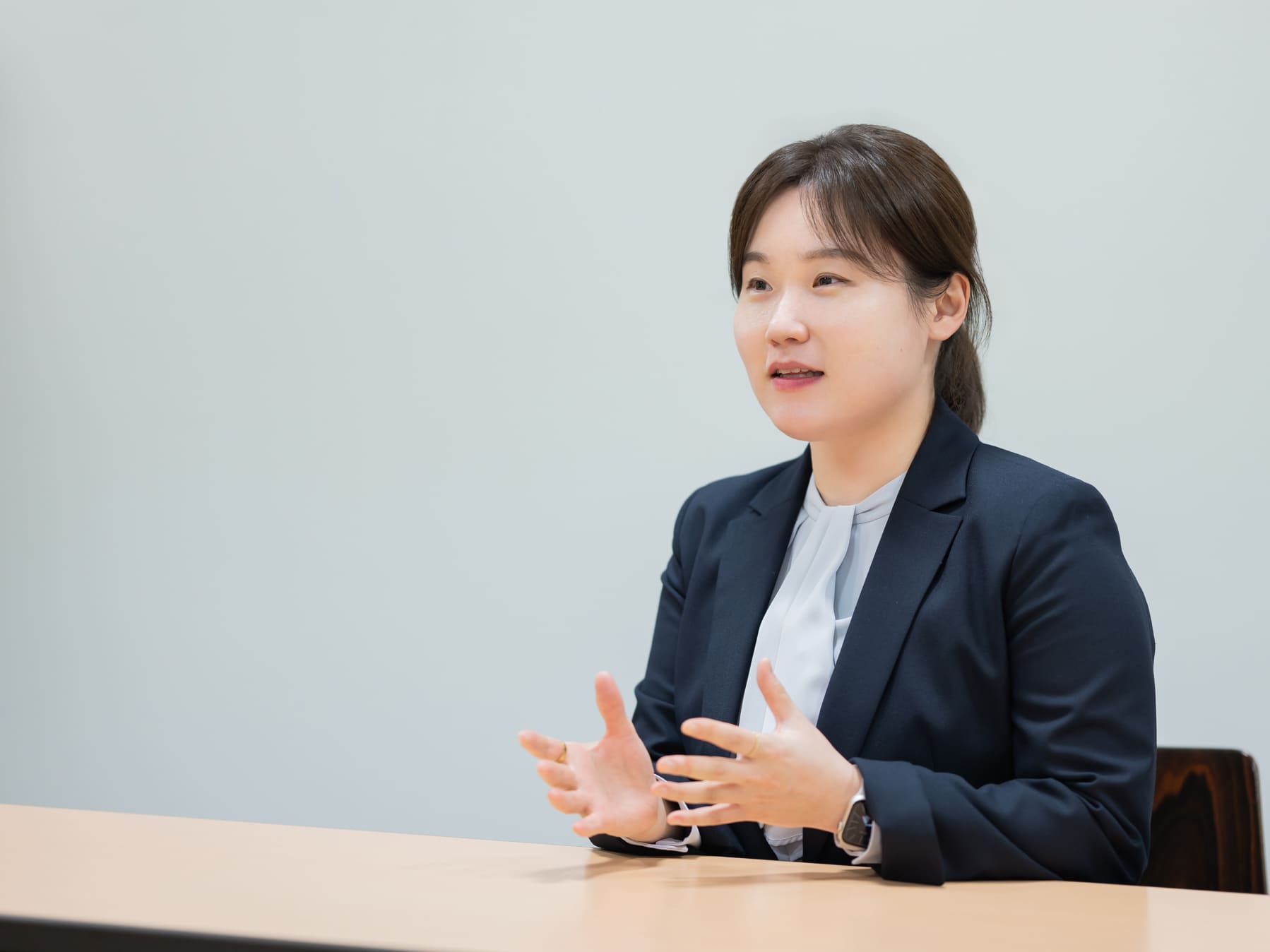 徐先生がインタビューに応じる様子