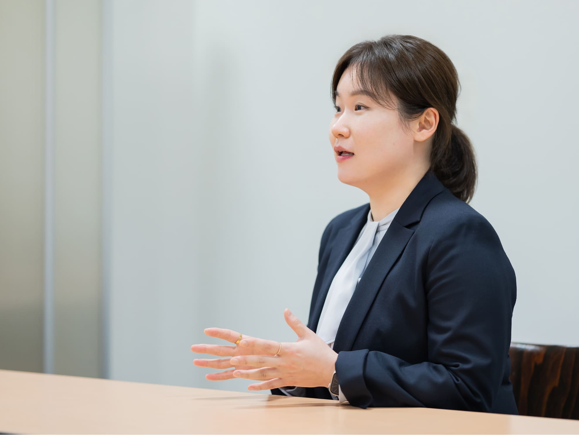 徐先生がインタビューに応じる様子