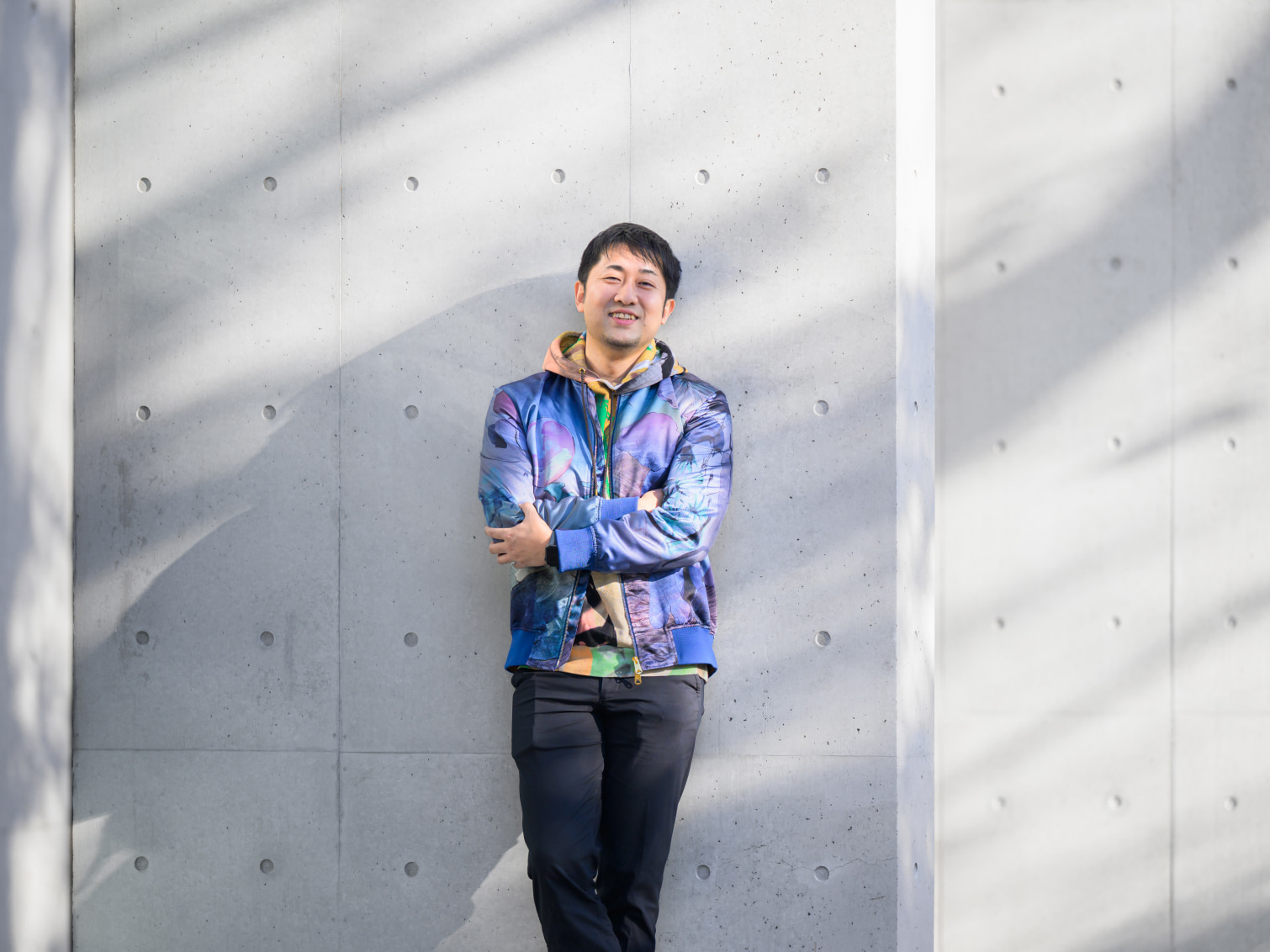 キャンパス内で佇む山崎慎一先生