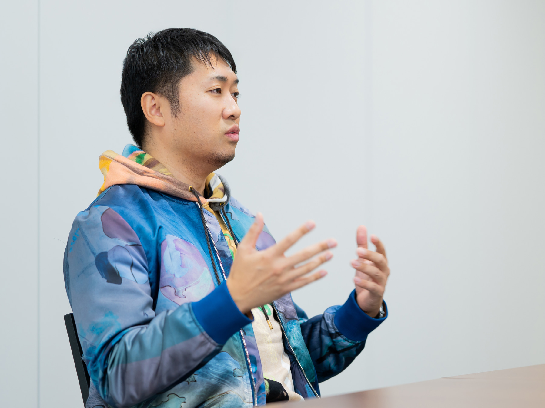 山崎慎一先生がインタビューに応じている様子