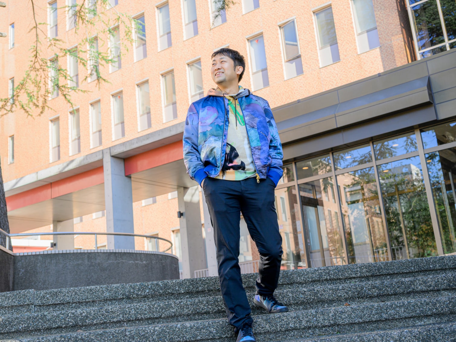 キャンパス内で佇む山崎慎一先生