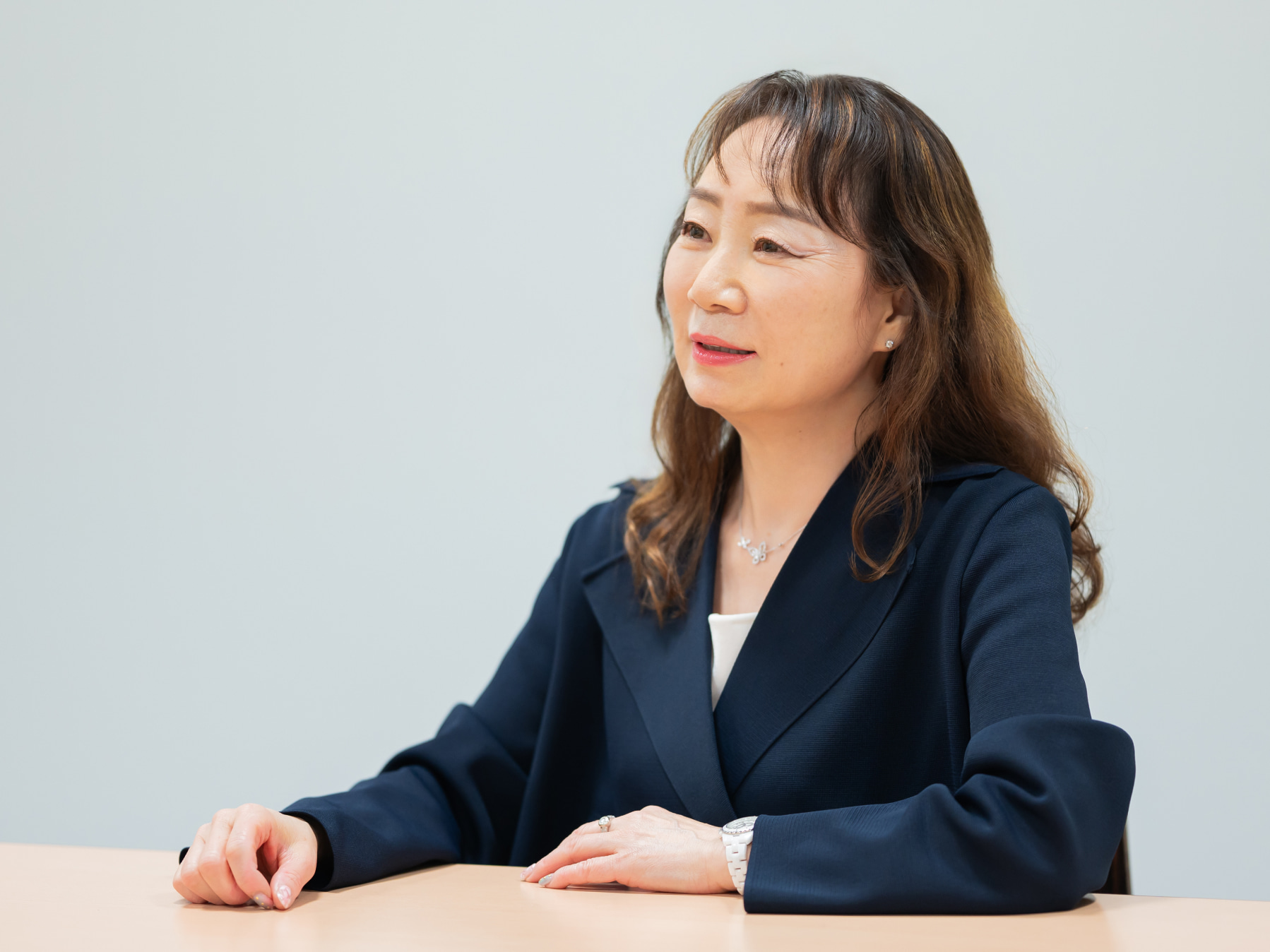 李淑炫先生がインタビューに応じている様子