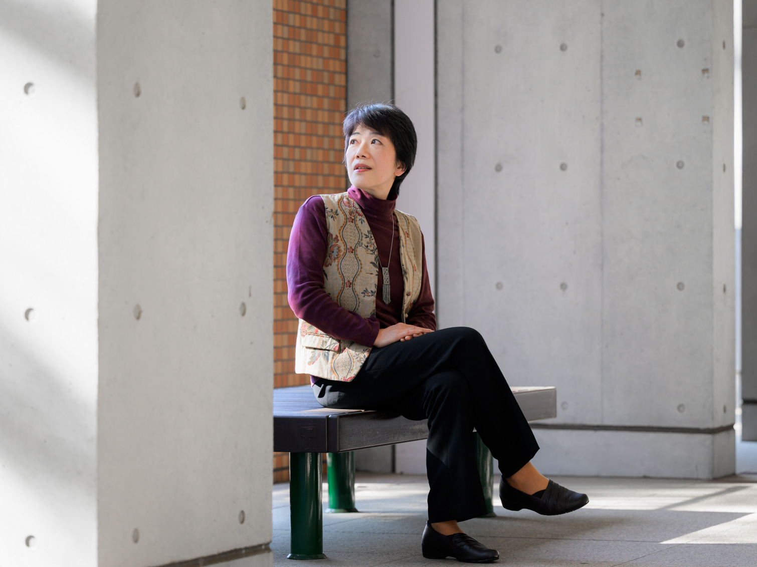 キャンパス内で腰掛ける池田智子先生