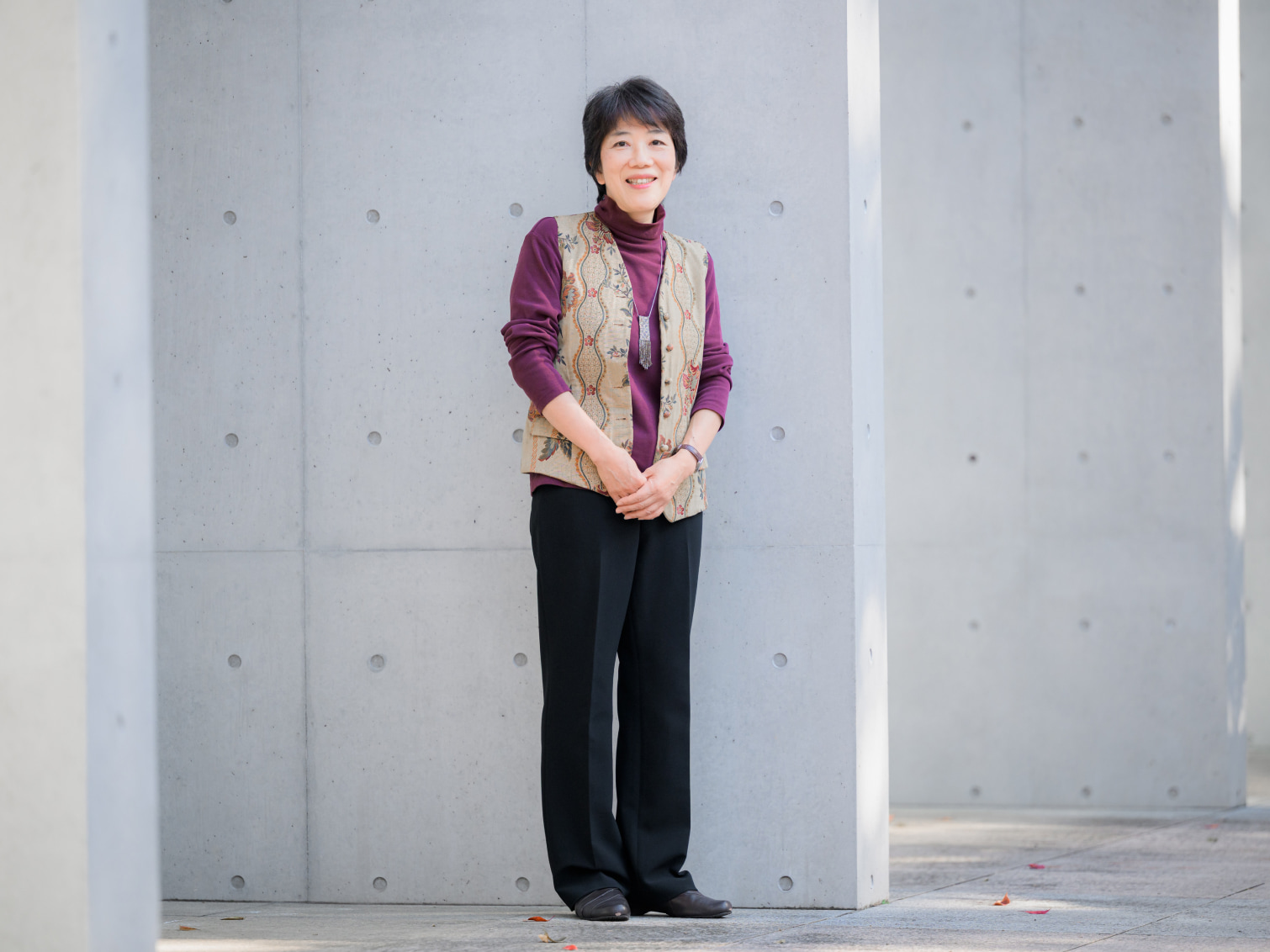 キャンパス内で佇む池田智子先生