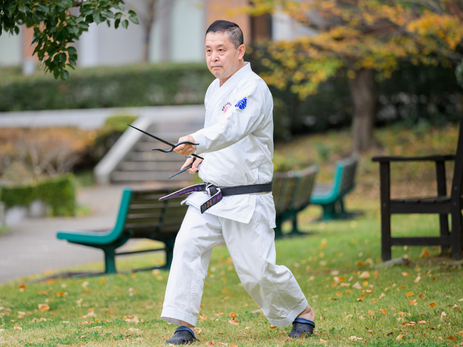 屋外で武道の型をとる菅沼雲龍先生