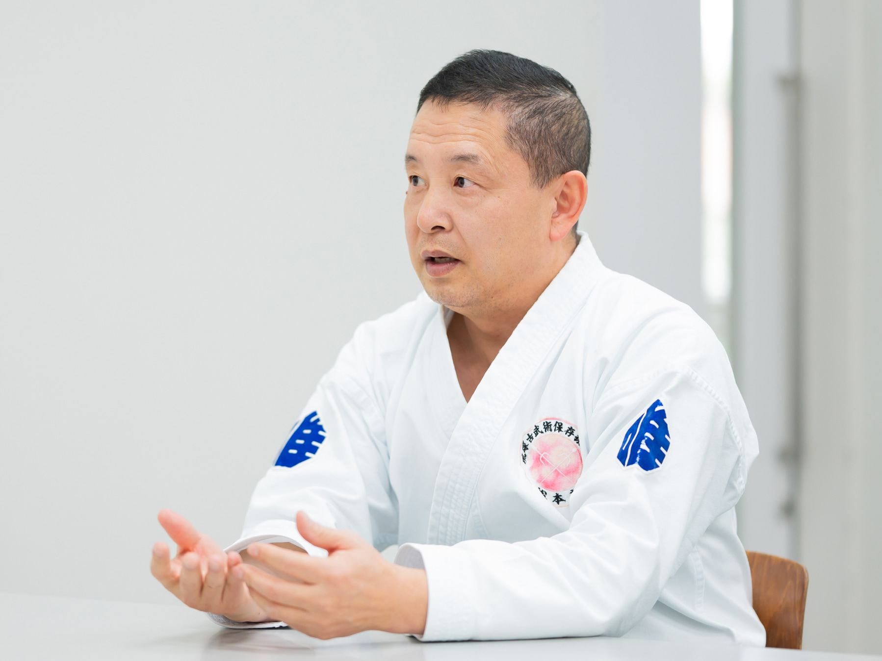 菅沼雲龍先生がインタビューに応じている様子