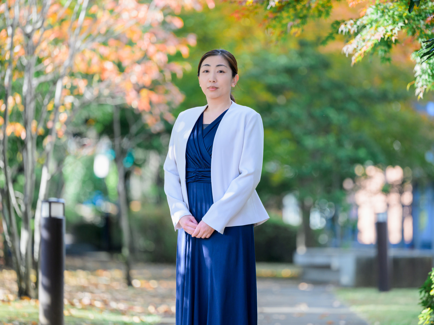 キャンパス内で佇む鍋島有希先生