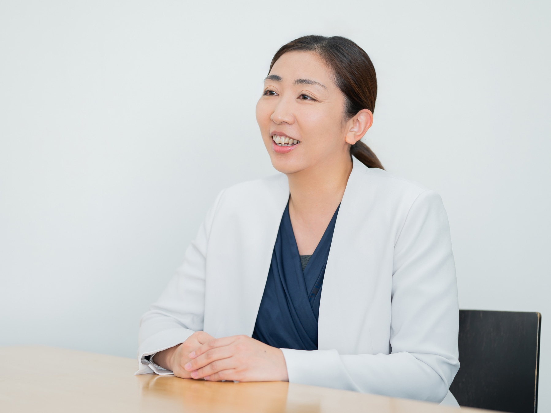 鍋島有希先生がインタビューに応じている様子