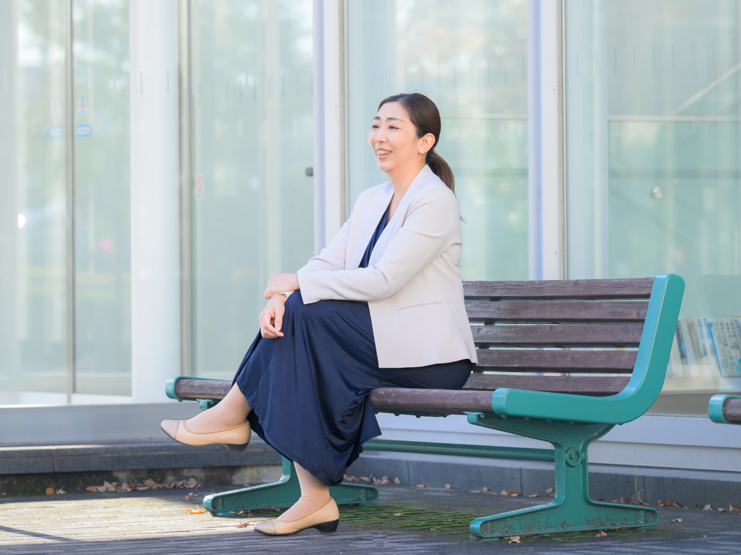 キャンパス内で腰掛ける鍋島有希先生