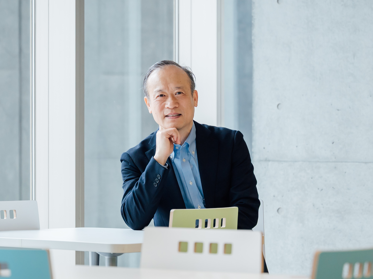 キャンパス内で腰掛ける張平先生