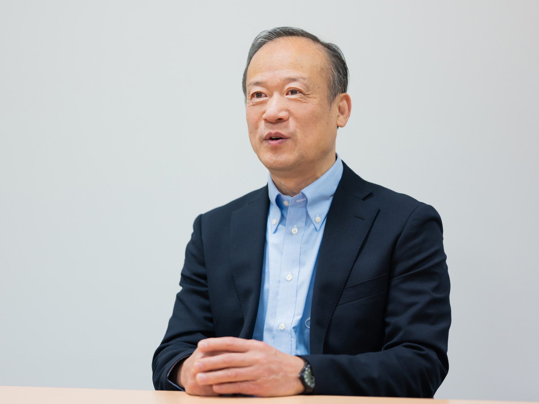 張平先生がインタビューに応じている様子