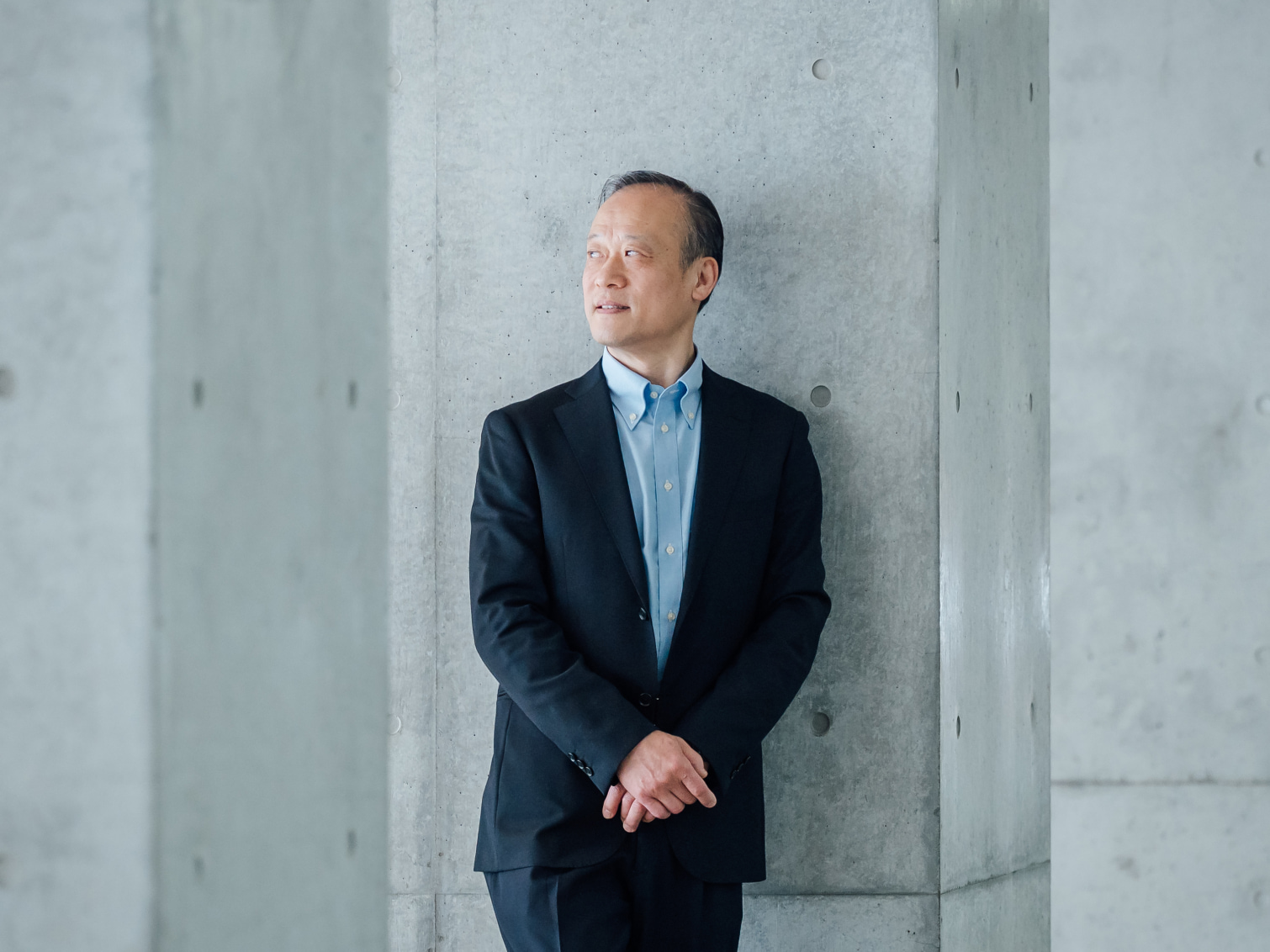 キャンパス内で佇む張平先生