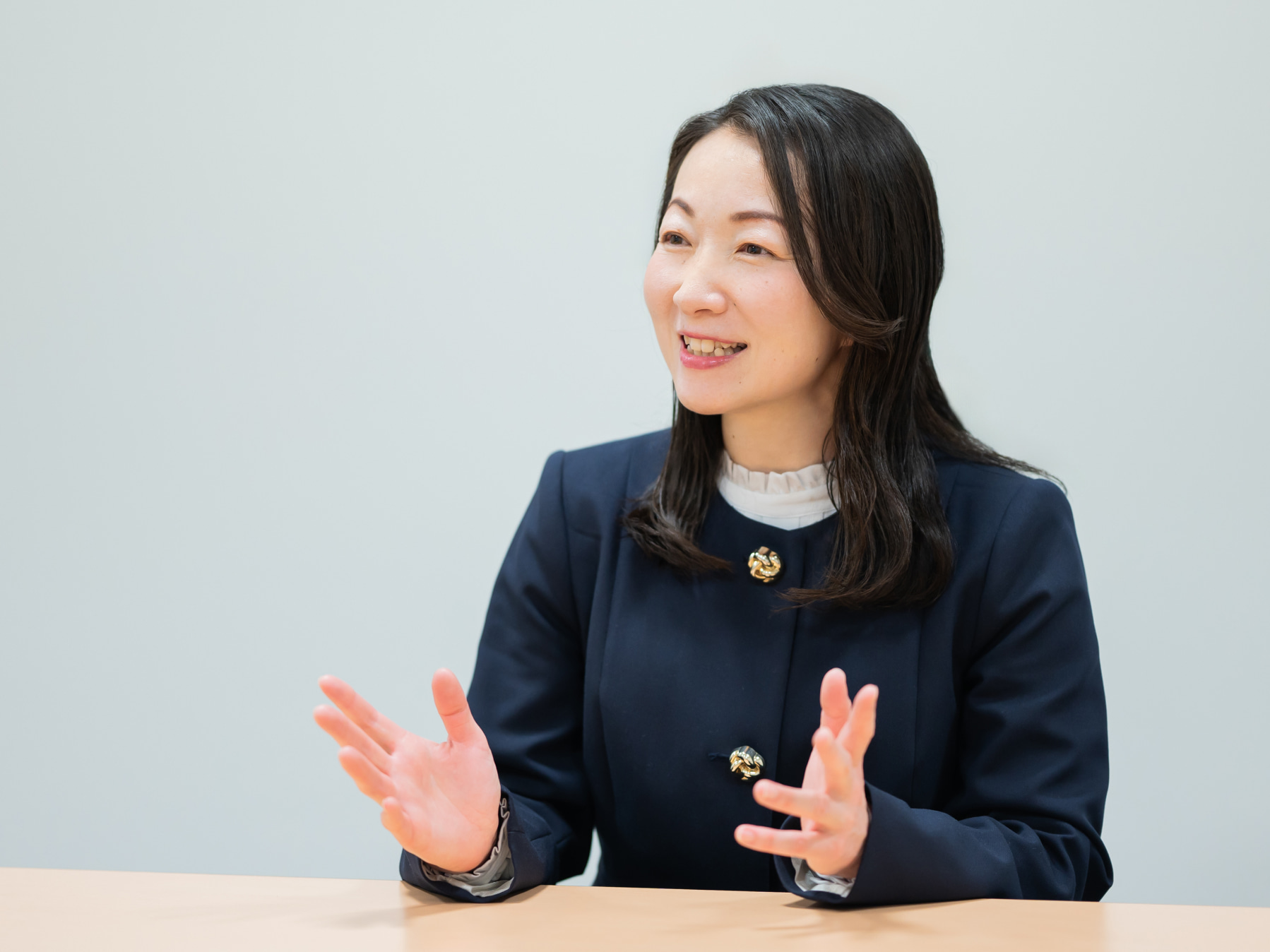 鈴木文子先生がインタビューに応じている様子