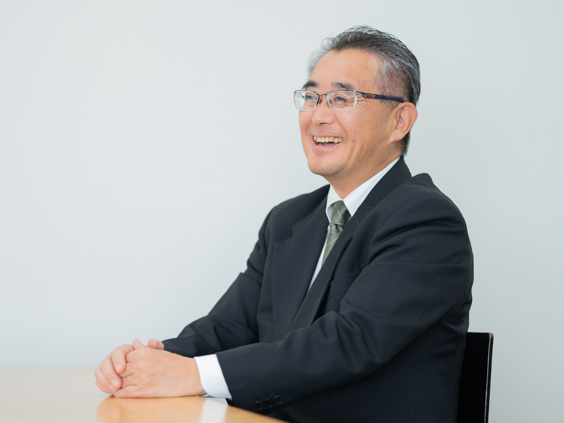 武田一先生がインタビューに応じている様子