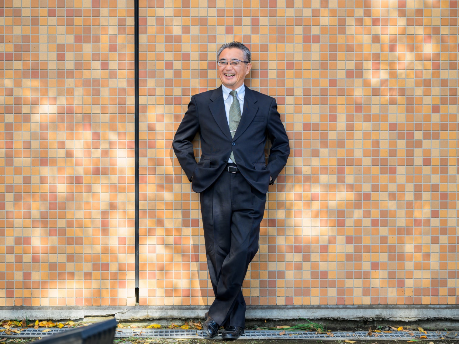 キャンパス内で佇む武田一先生