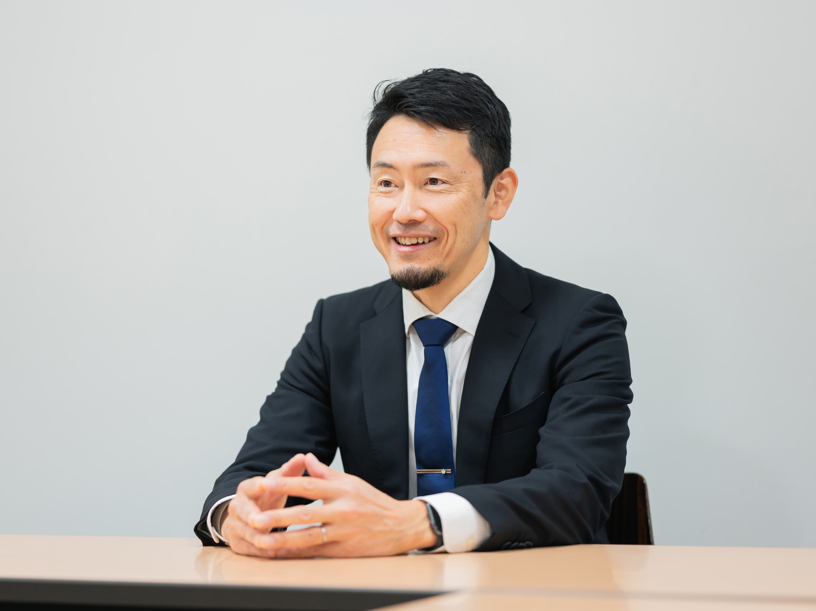 鈴木秀知先生がインタビューに応じている様子