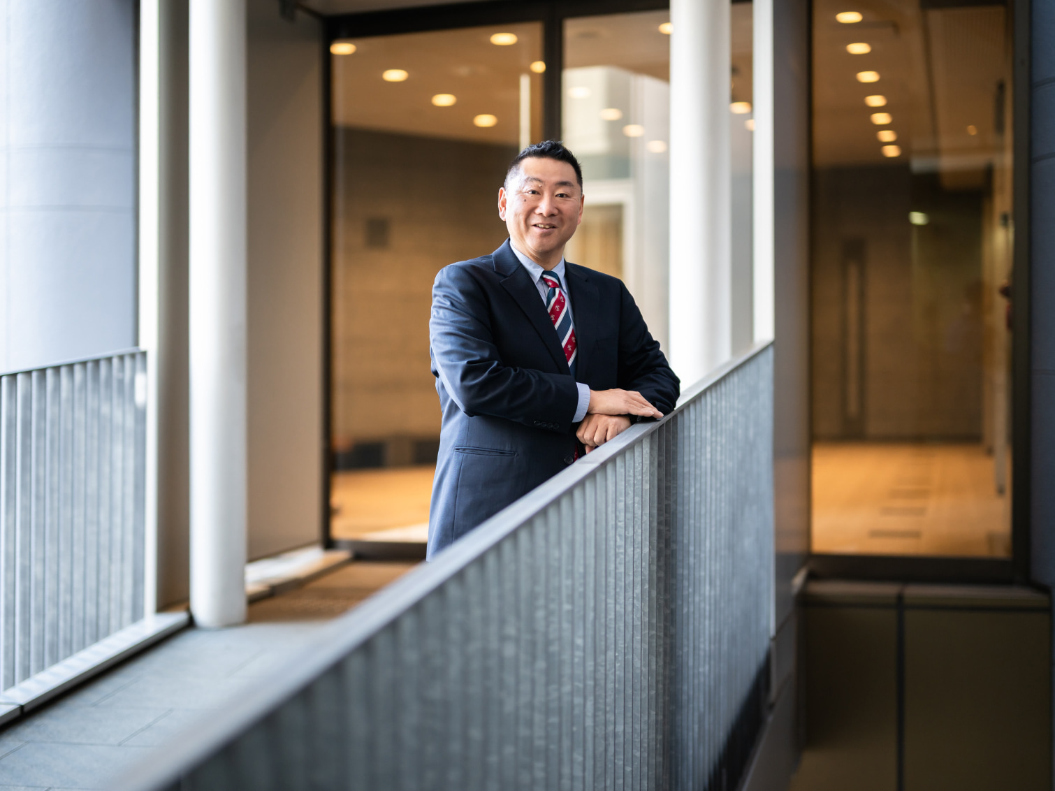 キャンパス内で佇む爾寛明先生