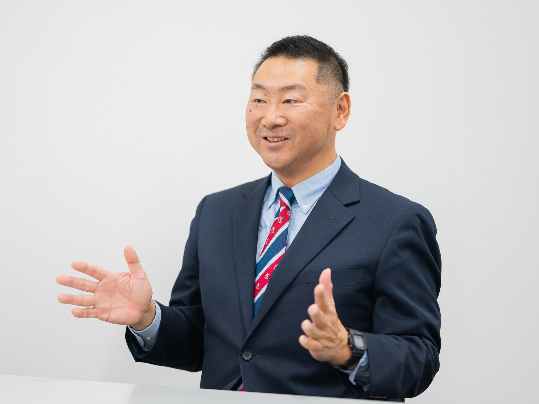 インタビューに応じている爾寛明先生