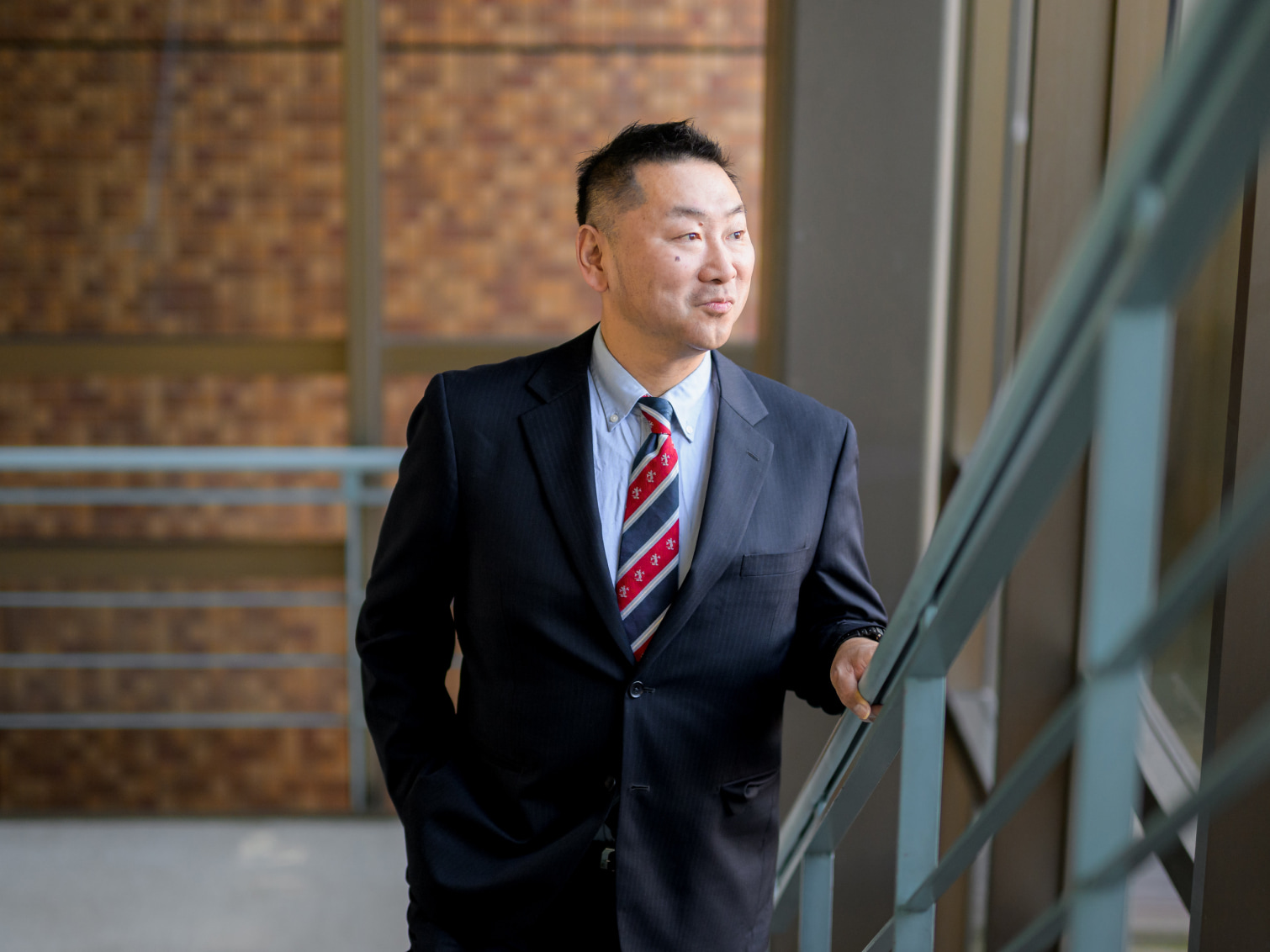 キャンパス内で佇む爾寛明先生