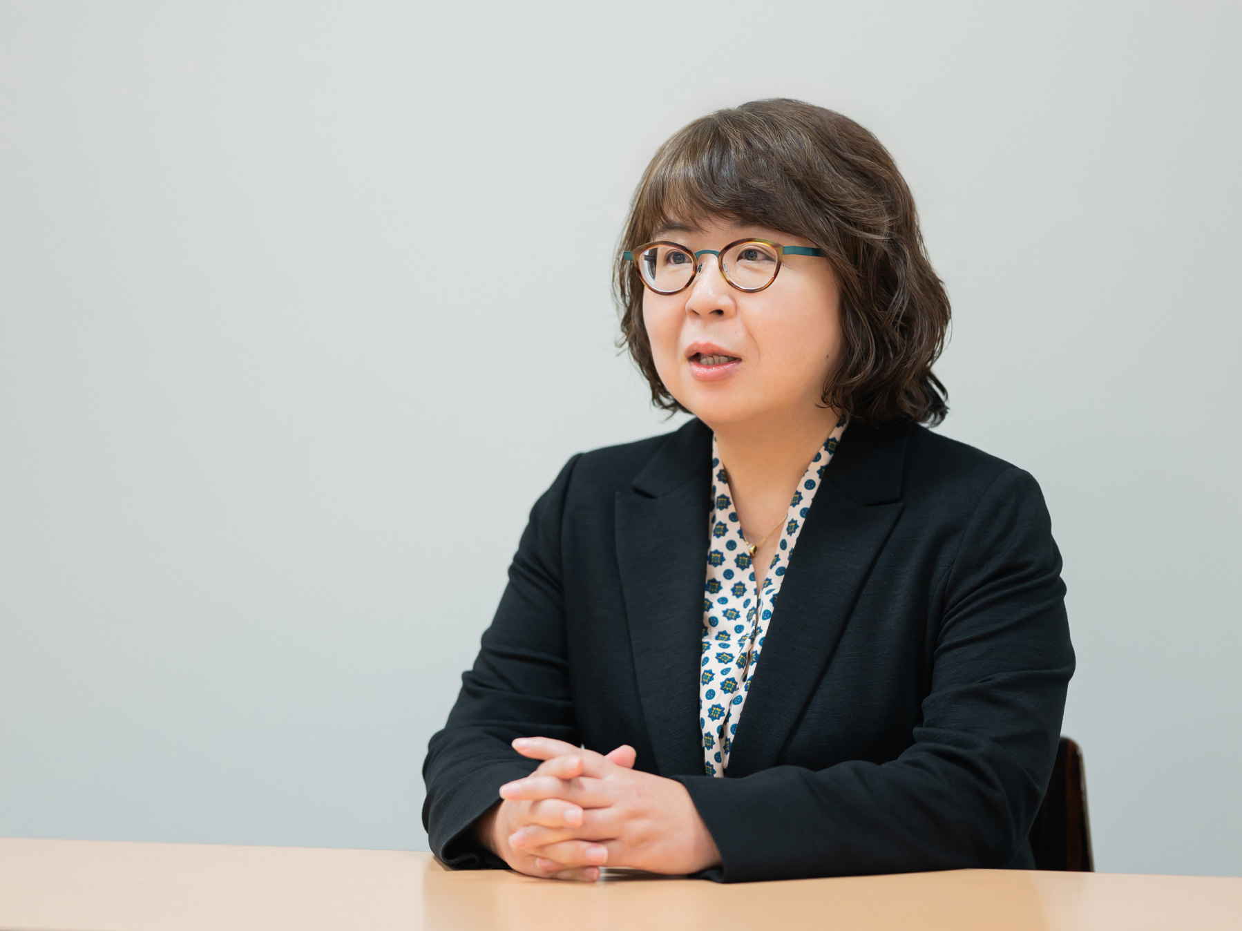 小泉広子先生がインタビューに応じている様子