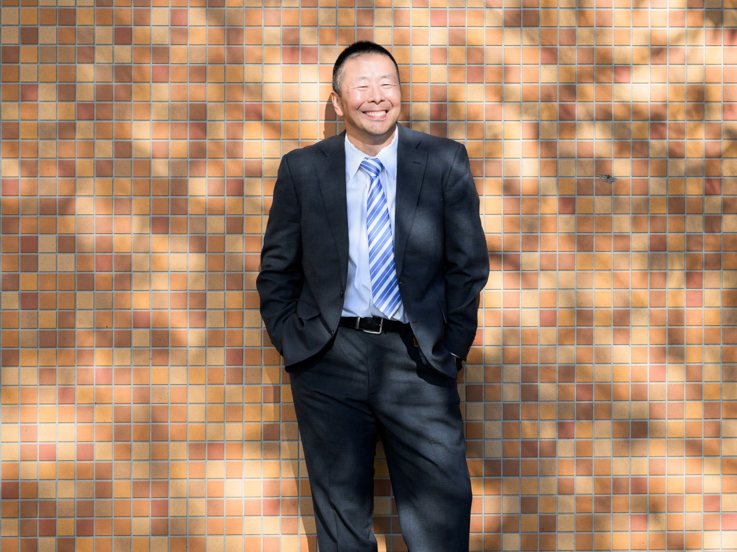 キャンパス内で佇む小林至先生