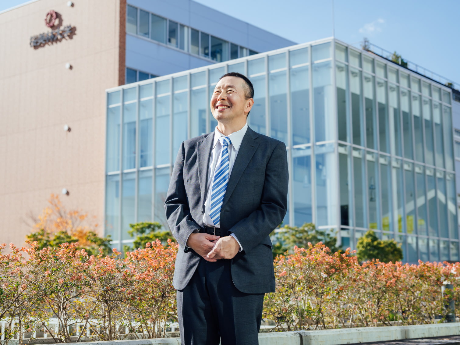 キャンパス内で佇む小林至先生