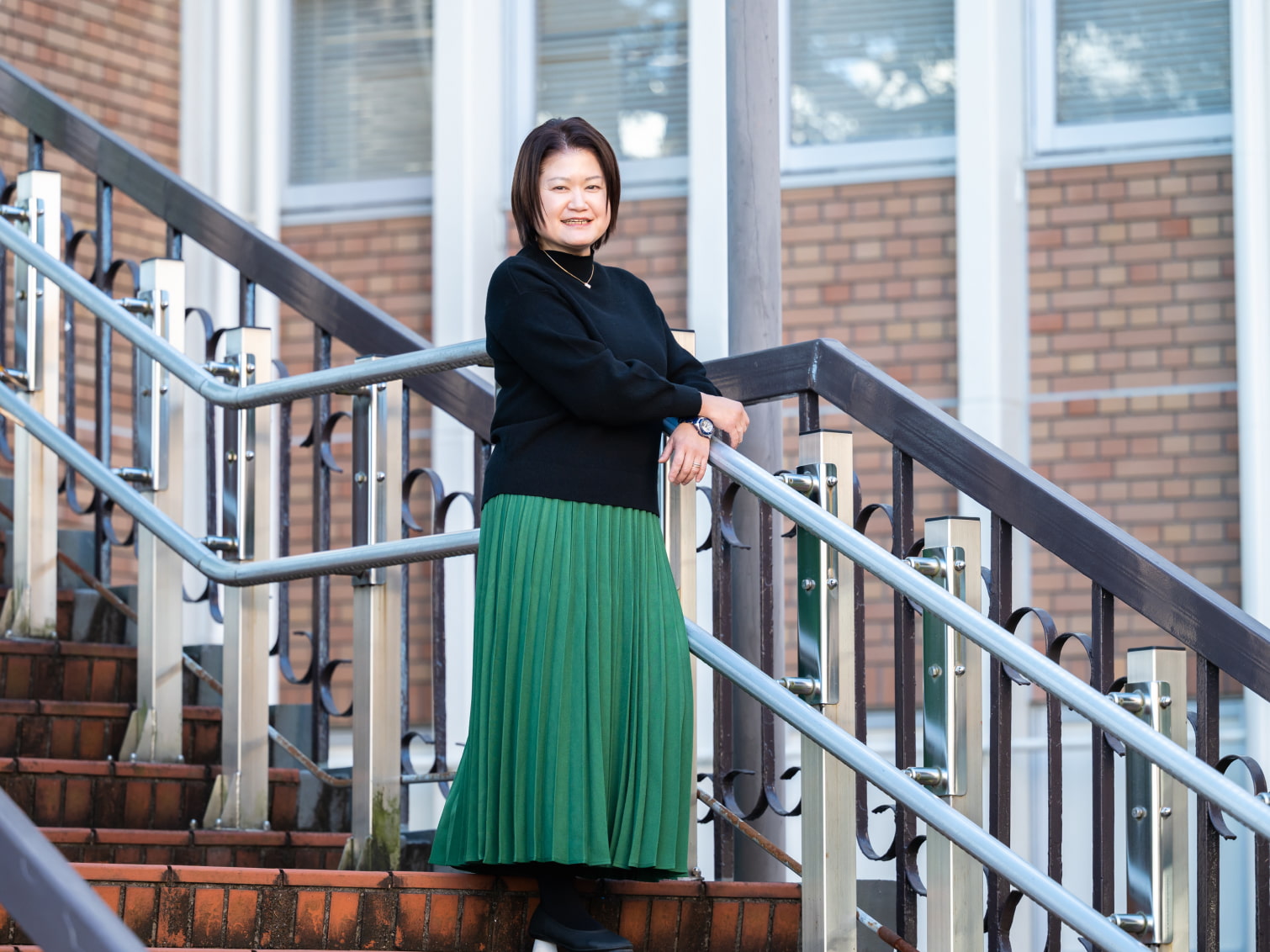 キャンパス内で佇む大下純先生