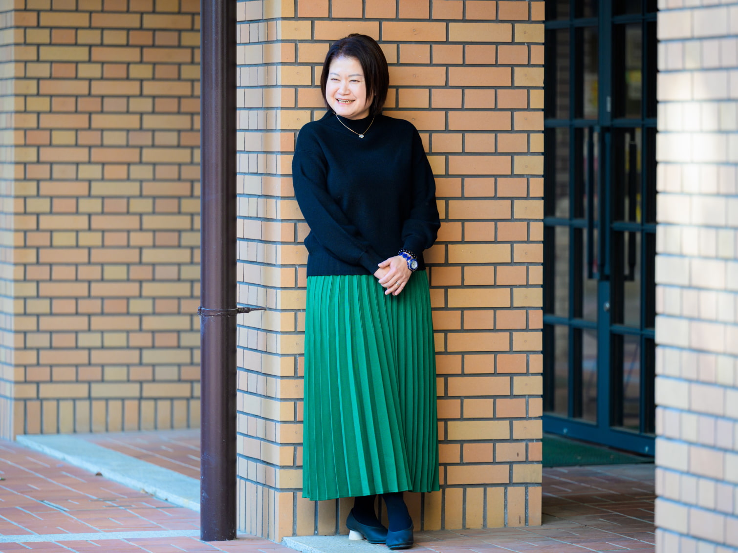 キャンパス内で佇む大下純先生