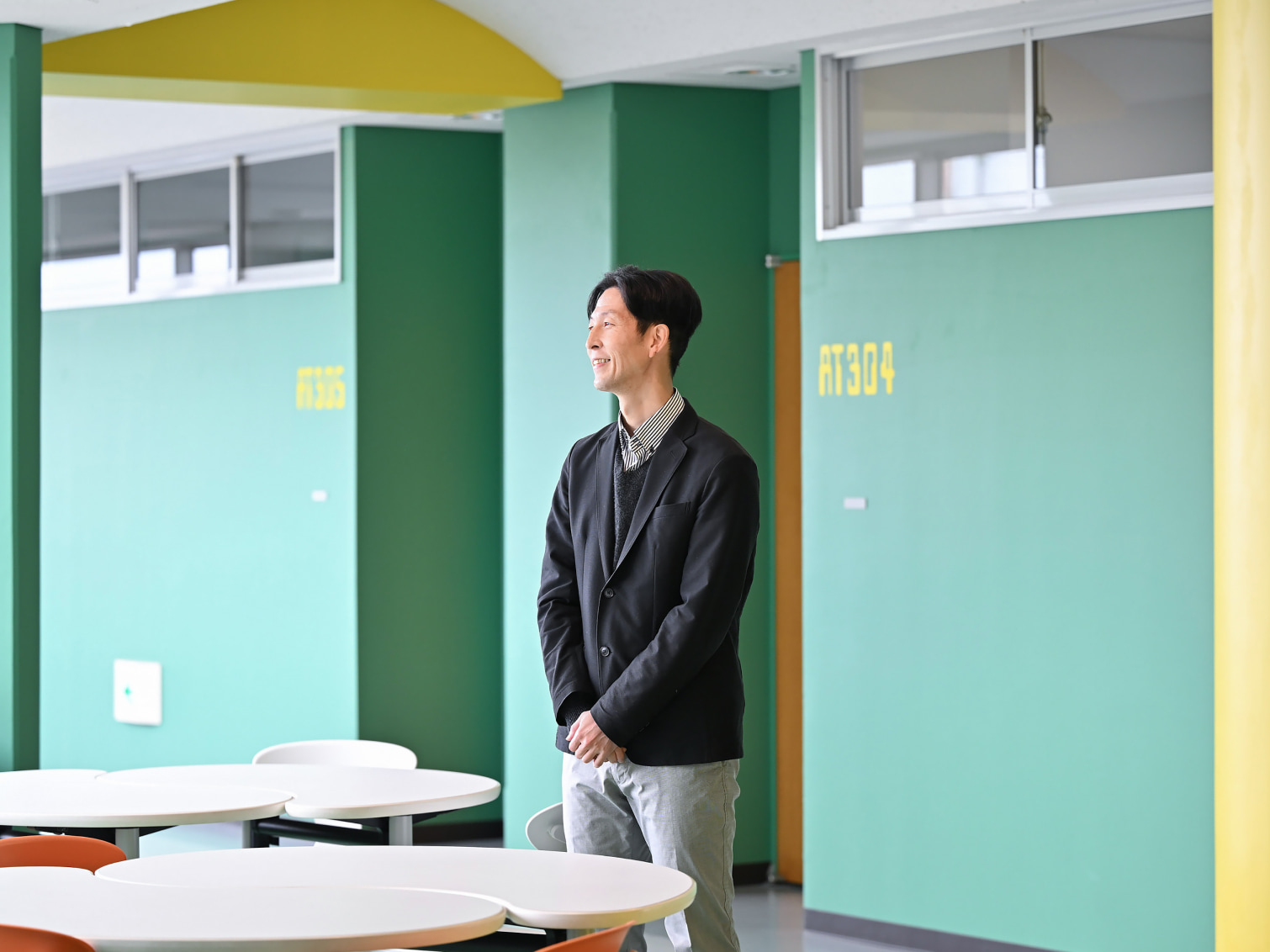 キャンパス内で佇む大村海太先生