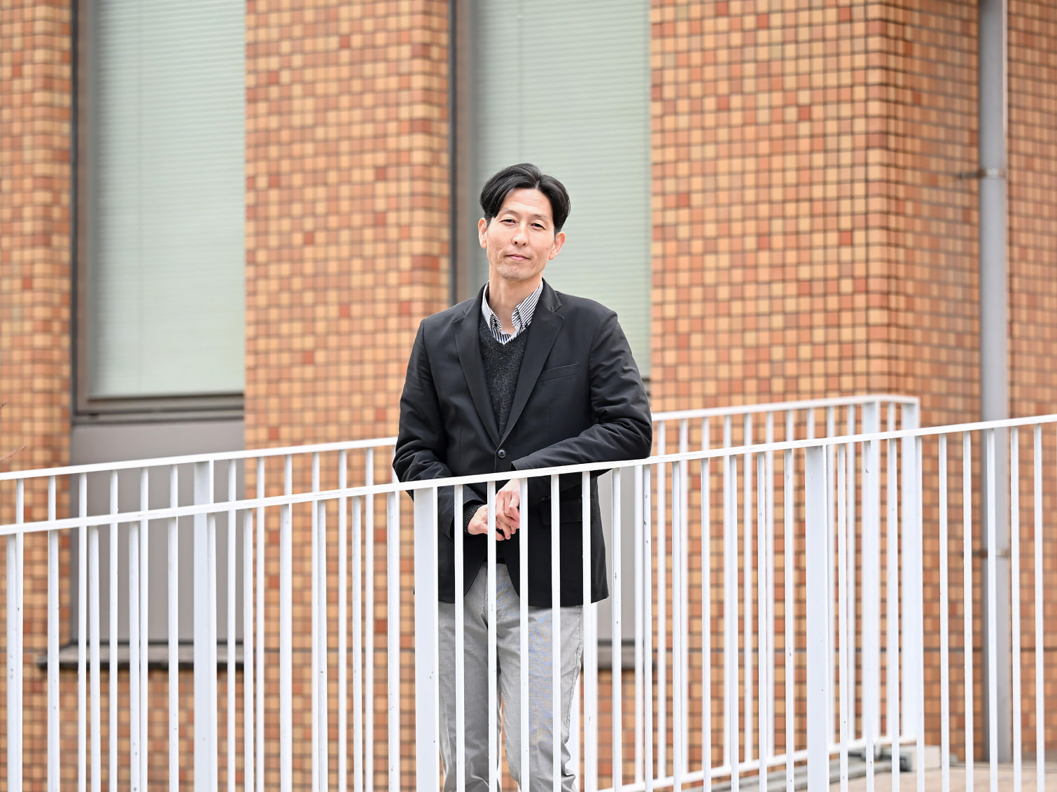 キャンパス内で佇む大村海太先生