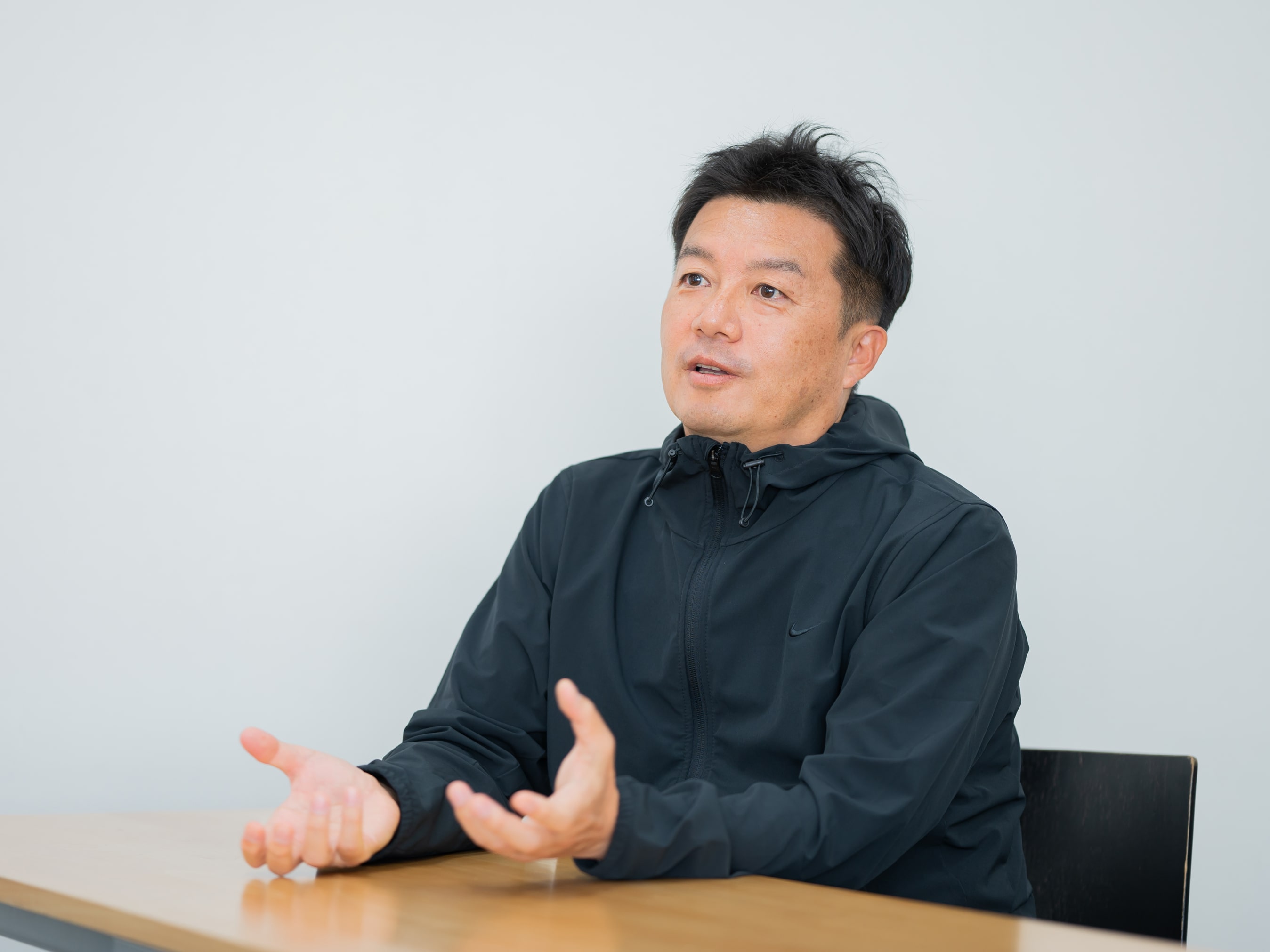 若松健太先生がインタビューに応じている様子