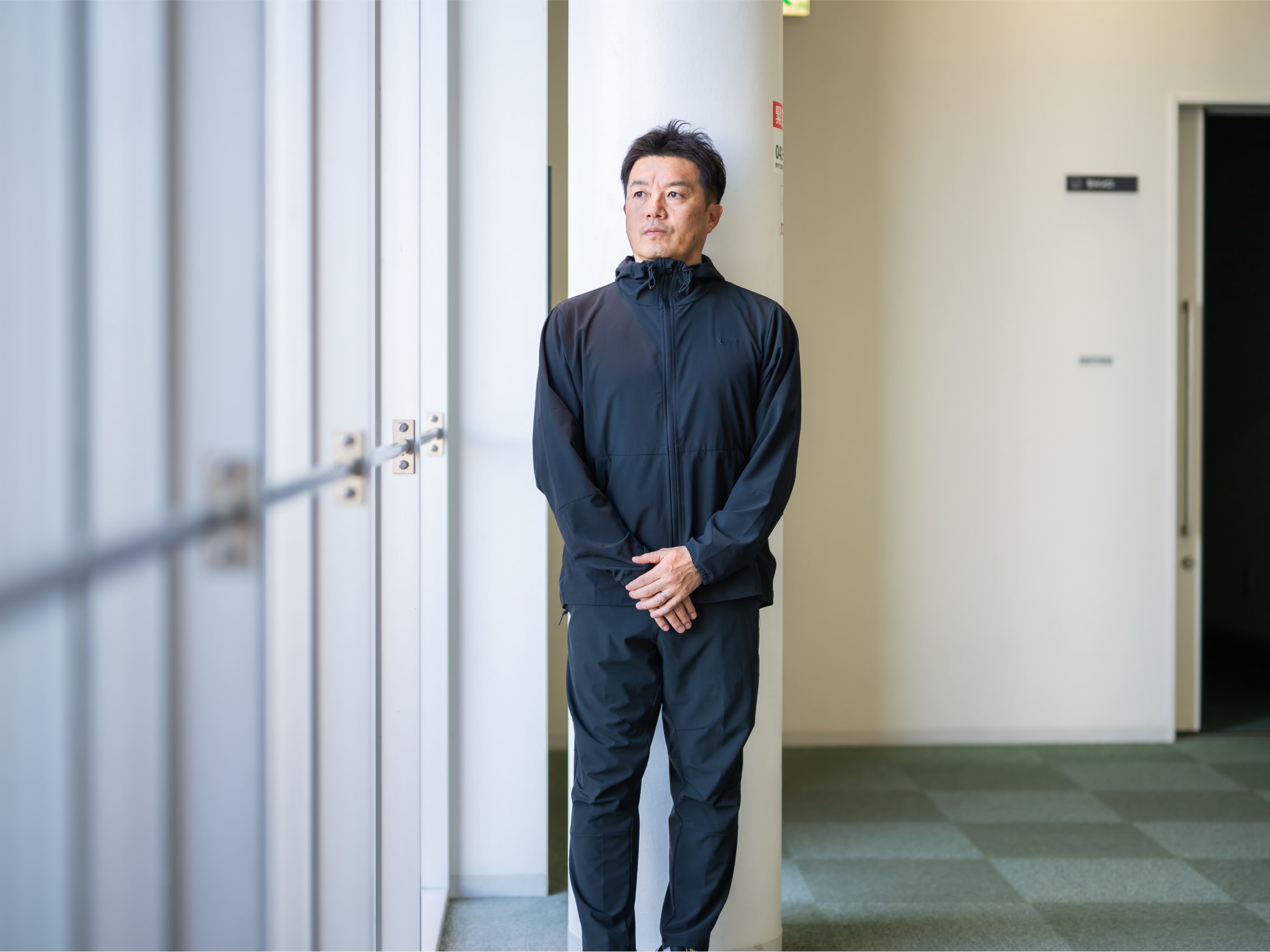 キャンパス内で佇む若松健太先生