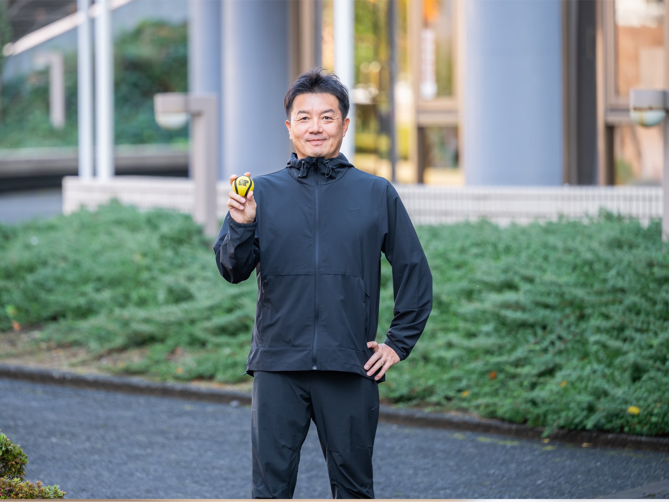 キャンパス内で笑顔を見せる若松健太先生
