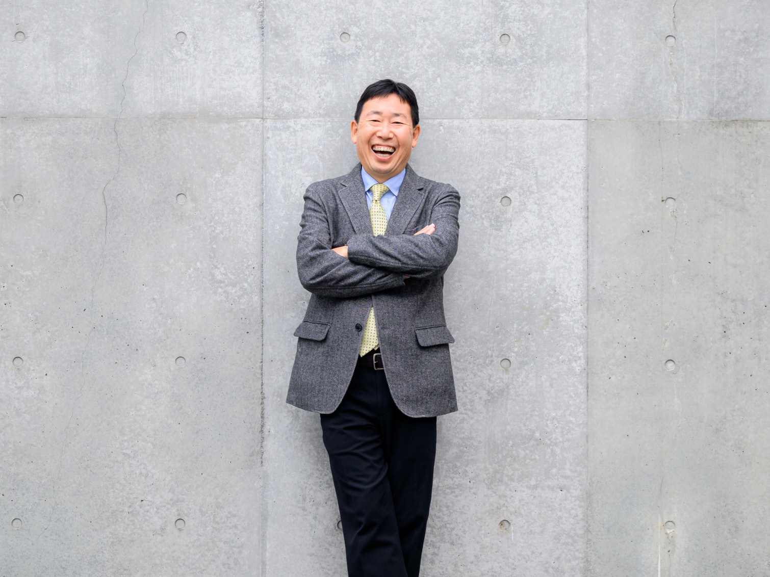 キャンパス内で佇む山本正彦先生