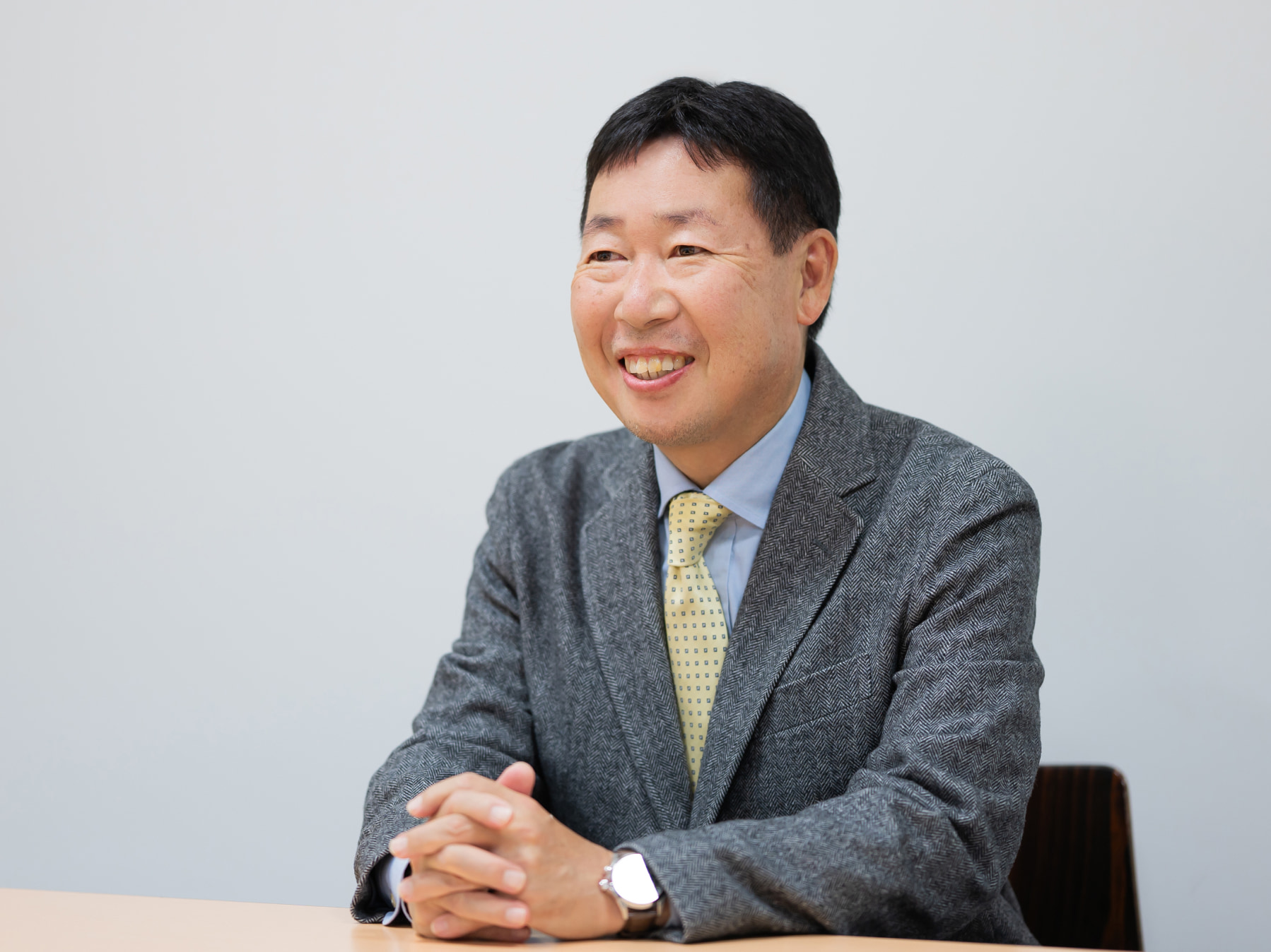 山本正彦先生がインタビューに応じている様子