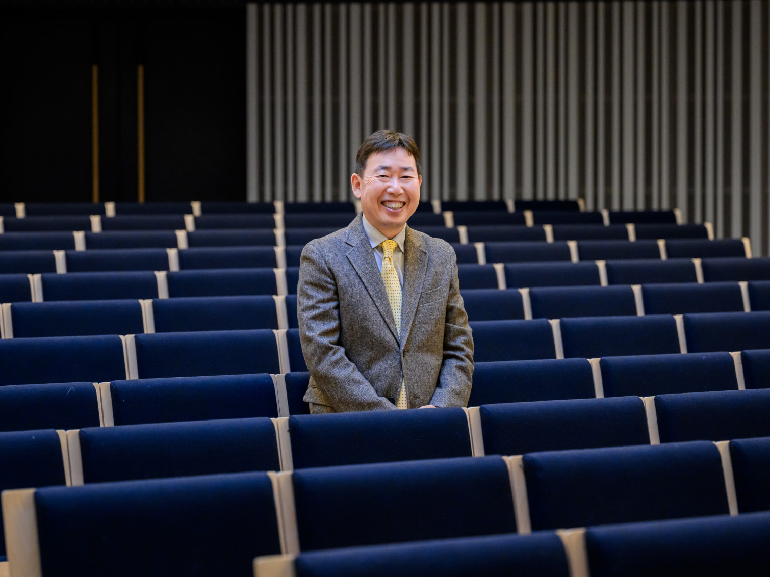 キャンパス内で佇む山本正彦先生