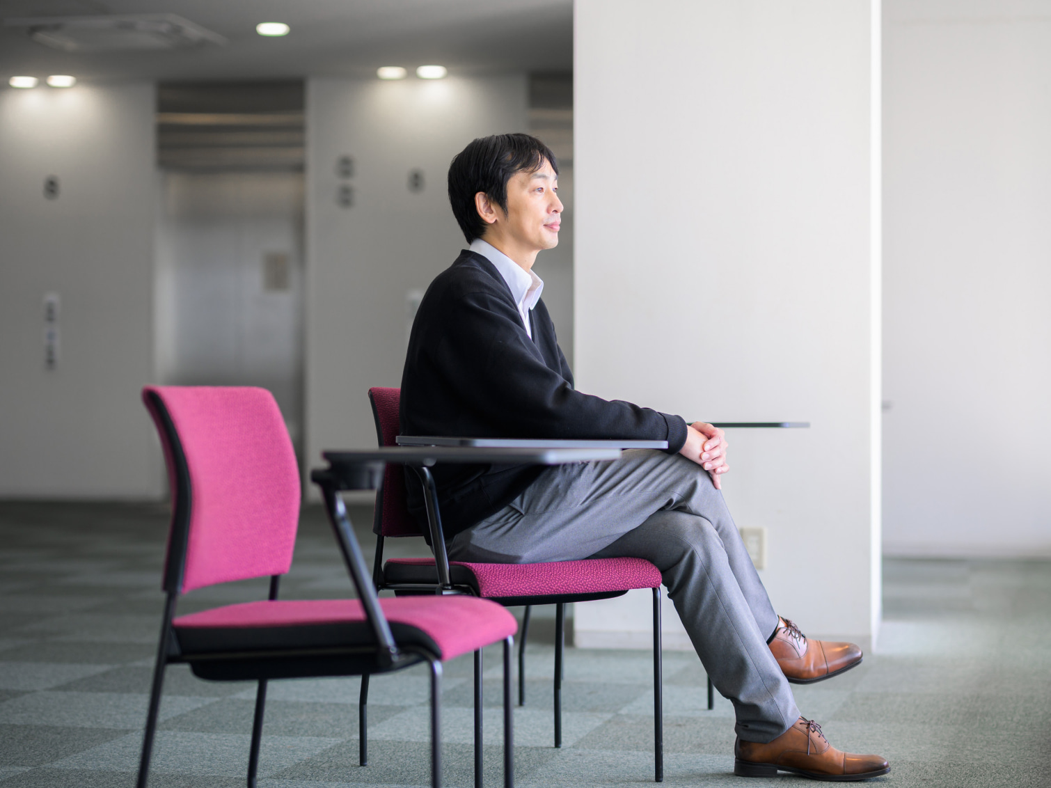キャンパス内で腰掛ける染谷雅広先生