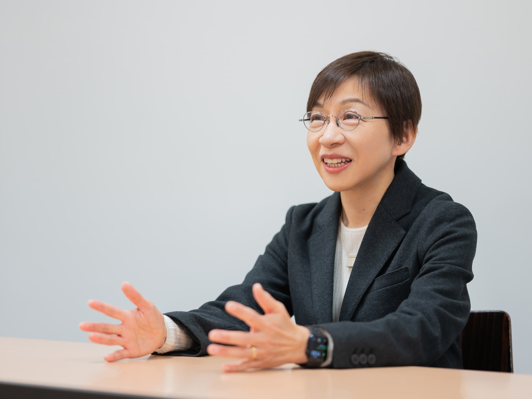 松田チャップマン与理子先生がインタビューに応じている様子