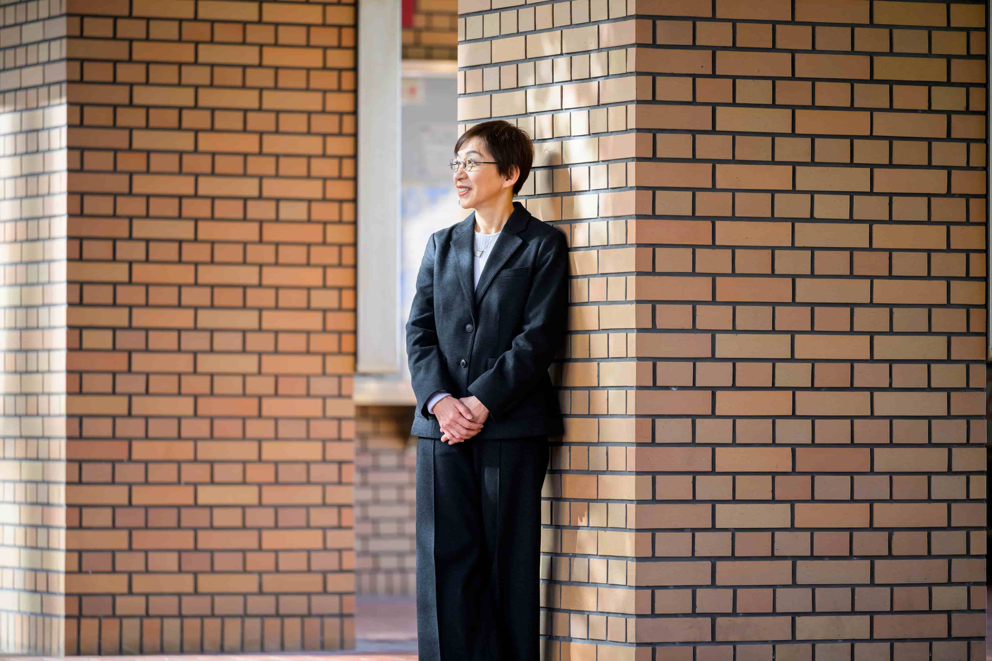 キャンパス内で佇む松田チャップマン与理子先生