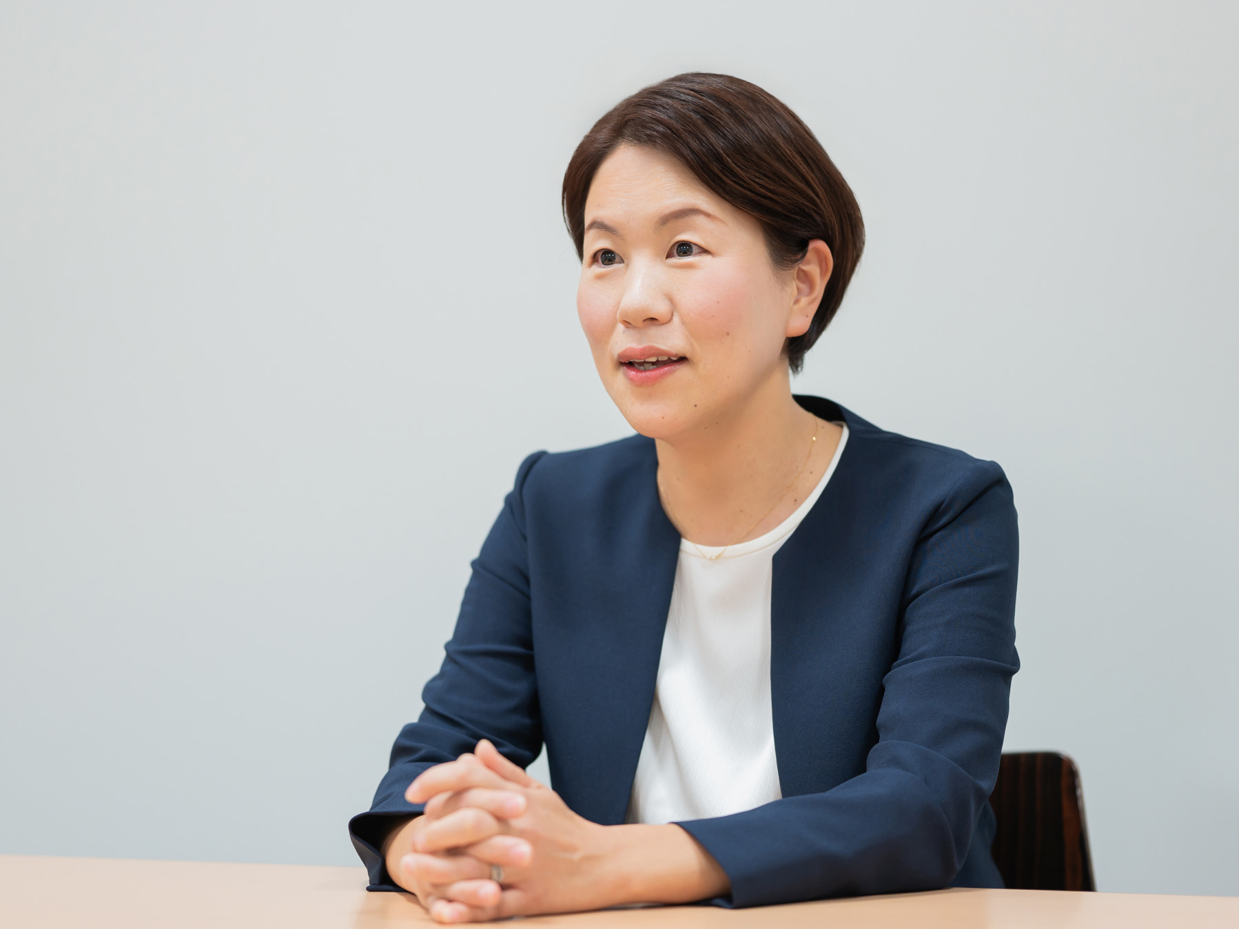 友永美帆先生がインタビューに応じている様子