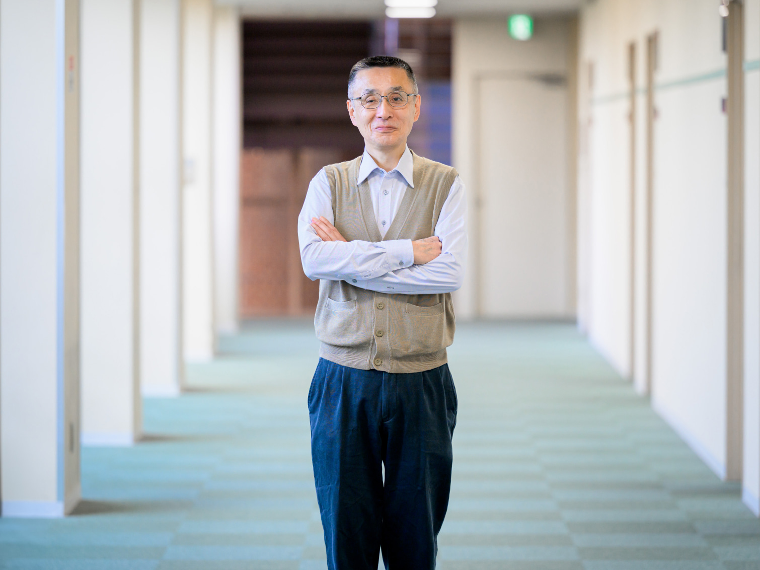 キャンパス内で佇む新野直明先生