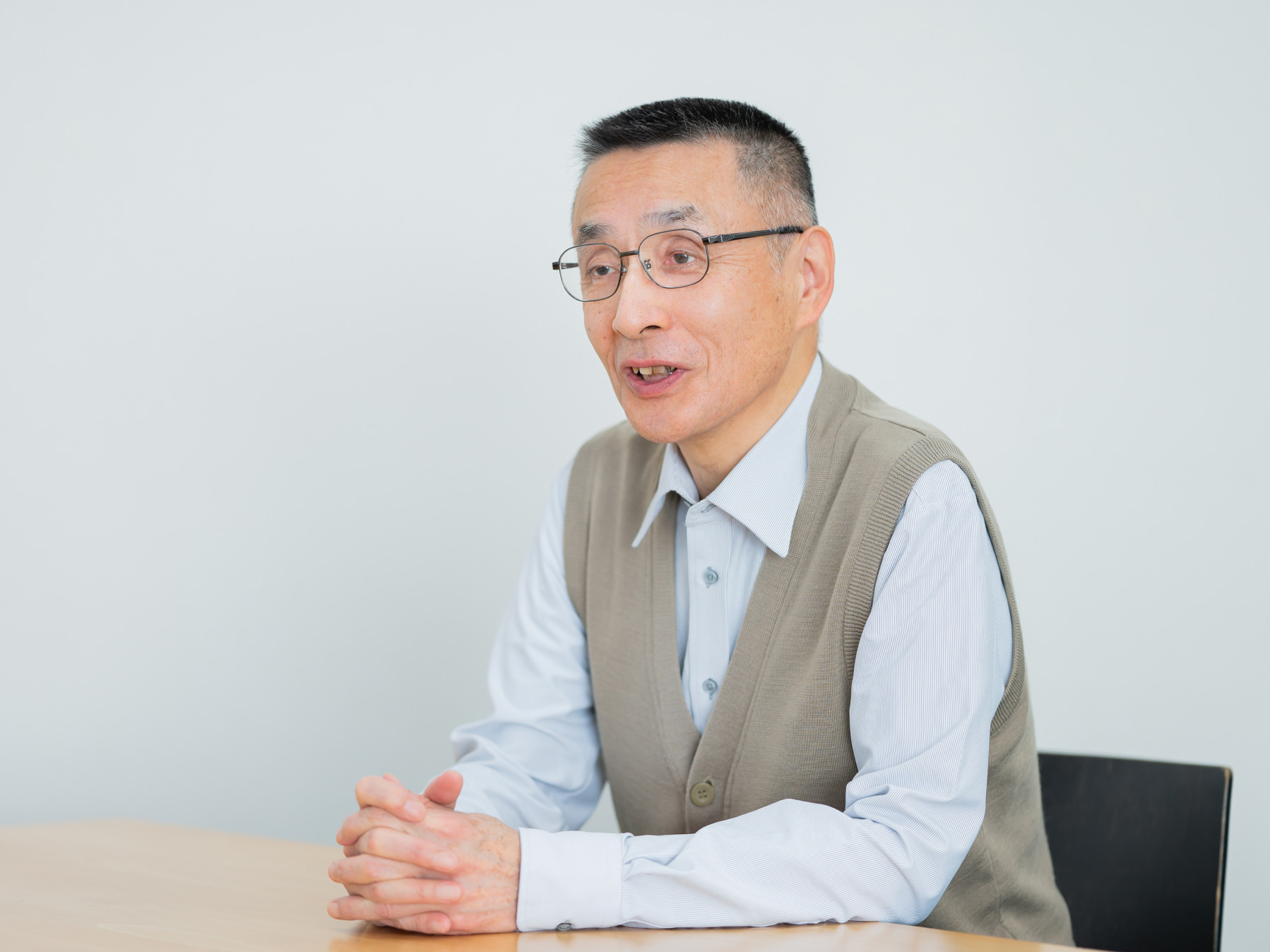 新野直明先生がインタビューに応じている様子