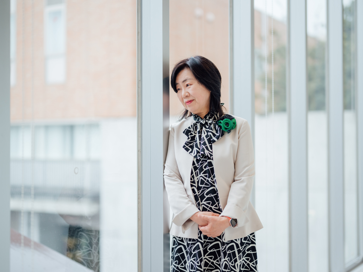 キャンパス内で佇む吉永早苗先生