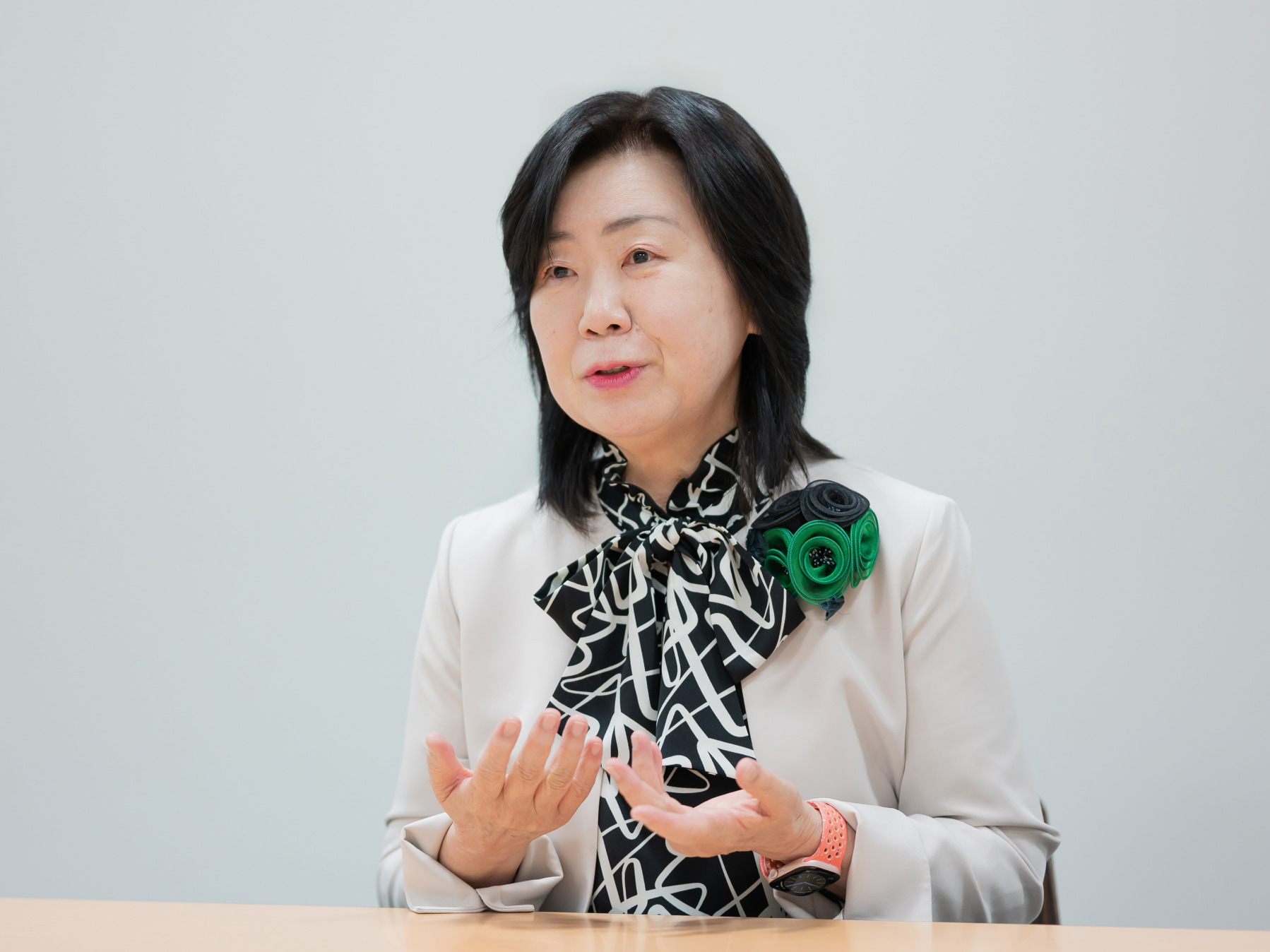 インタビューに応じている吉永早苗先生