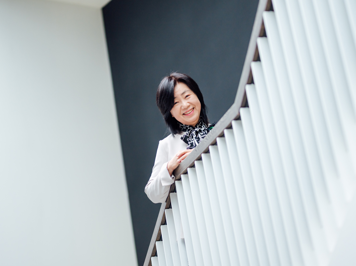 キャンパス内で佇む吉永早苗先生