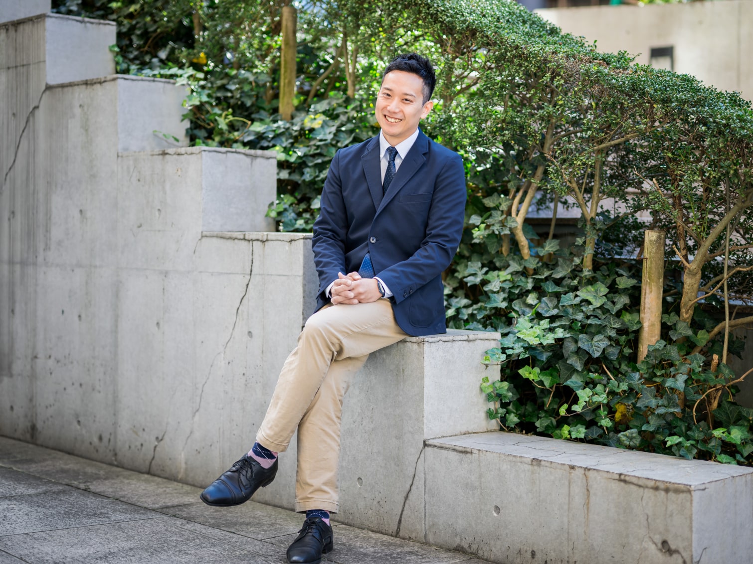 キャンパス内で腰掛ける藤田真平先生
