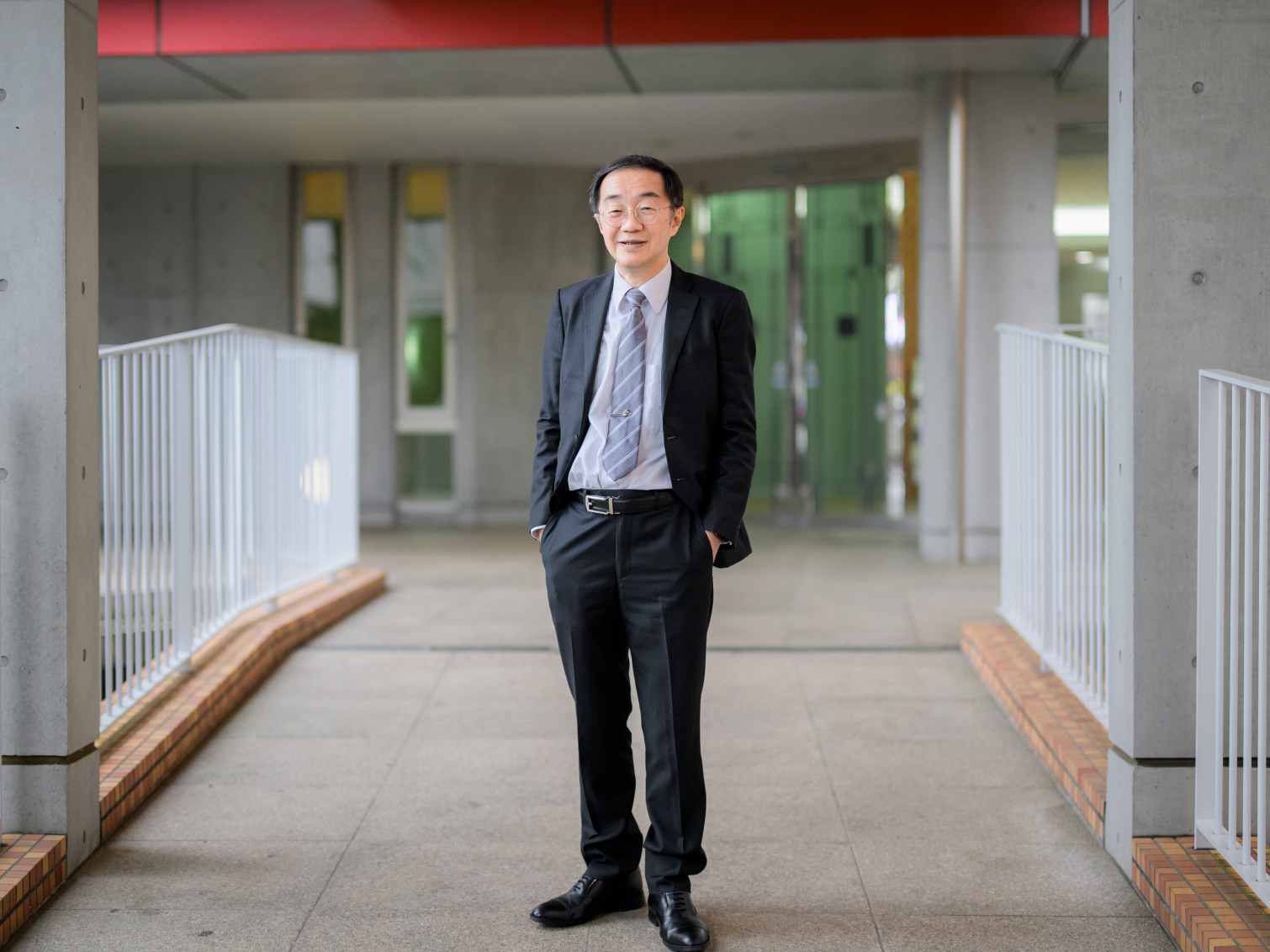 キャンパス内で佇む渡辺修一郎先生