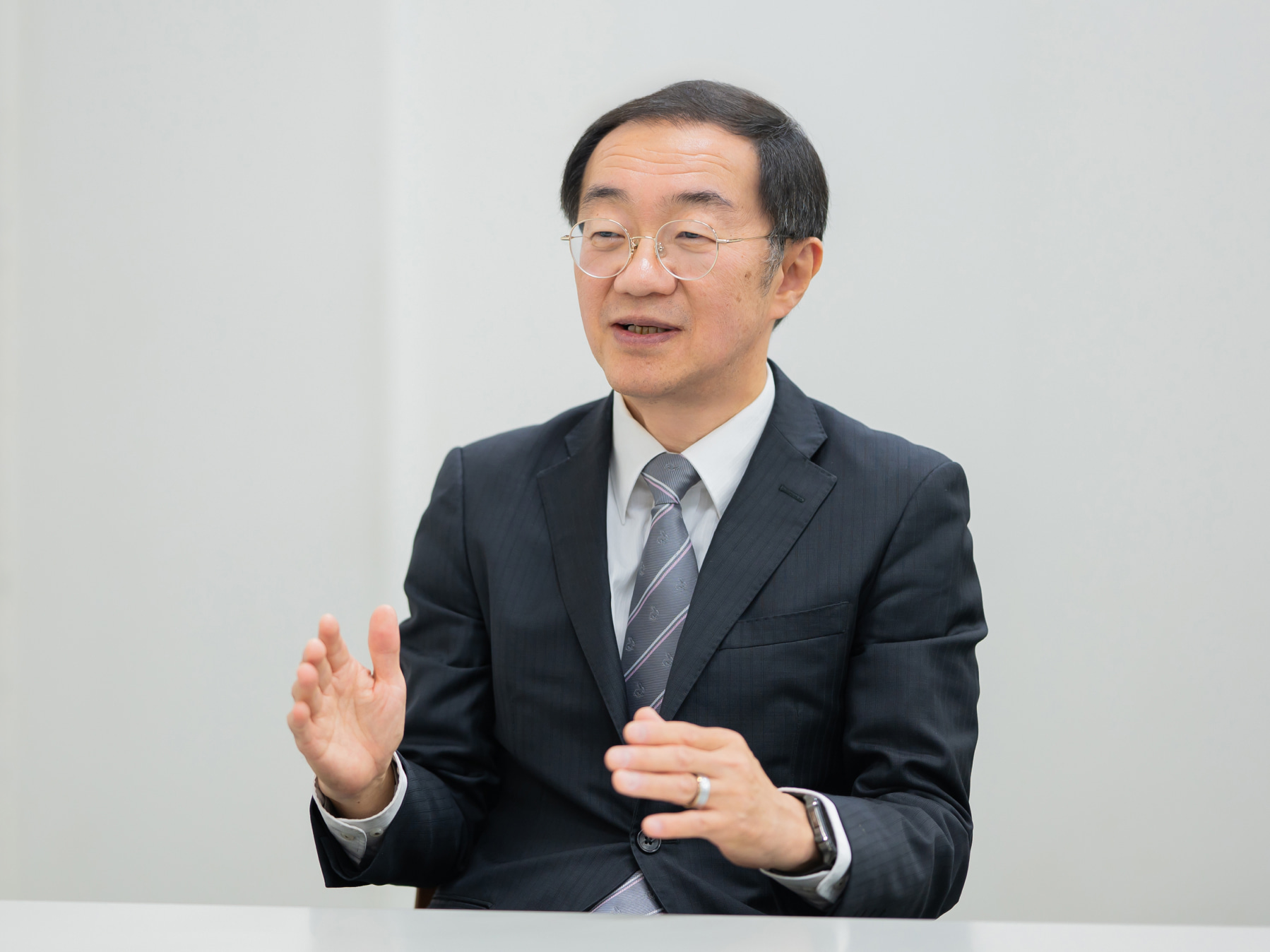 渡辺修一郎先生がインタビューに応じている様子